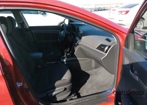 2017 Hyundai Elantra Value Edition z USA, uszkodzony, nr VIN 5NPD84LFXHH179213